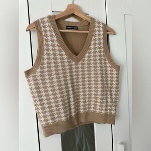 SHEIN Sweater Vest Beige and White Houndstooth Cropped V-Neck Women’s Large